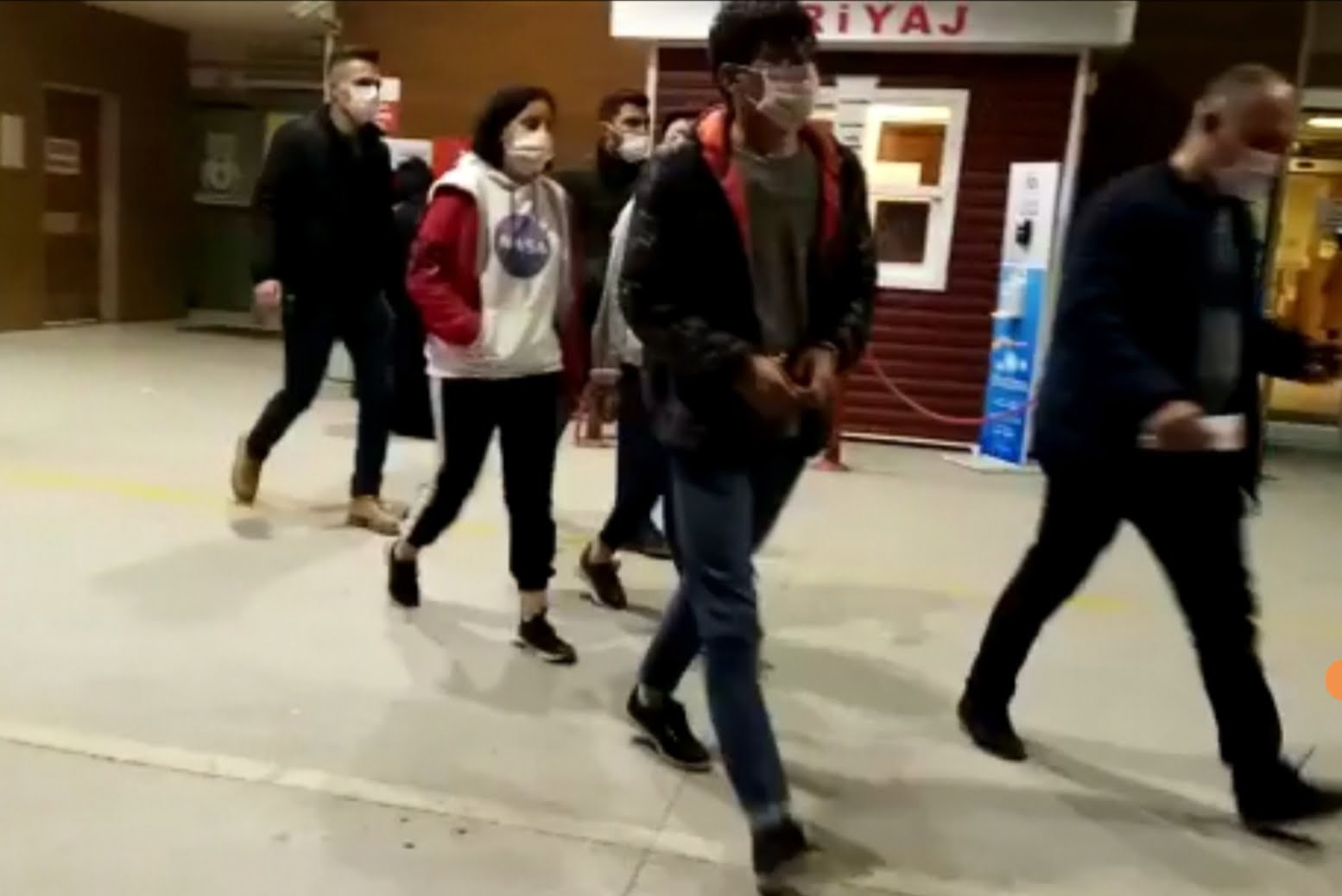 Polis kılığında Suriyeli aileleri soyan çete yakalandı