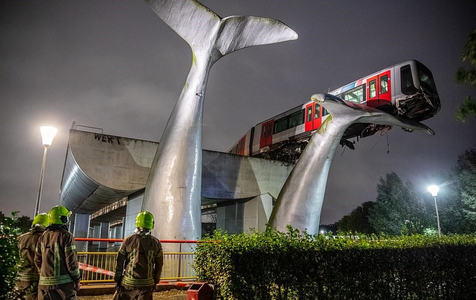 Metro 7,5 metre yükseklikte asılı kaldı