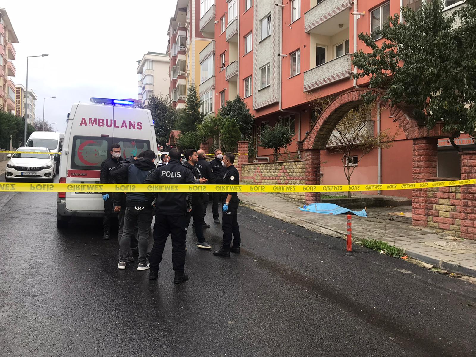 Halı silkelerken balkondan düşüp öldü