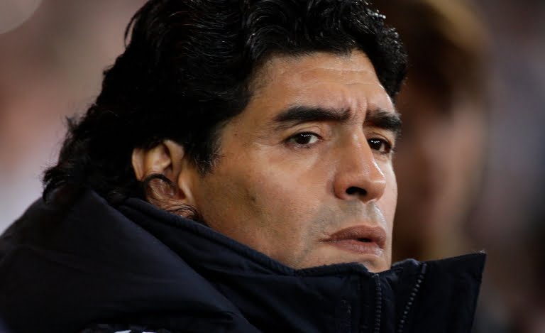 Efsane futbolcu Maradona hayatını kaybetti
