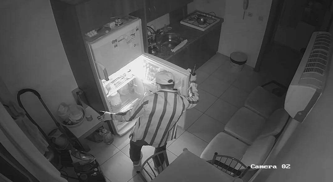 Çelik kasayı açamayan hırsızlık şüphelisi, soğuk su içti