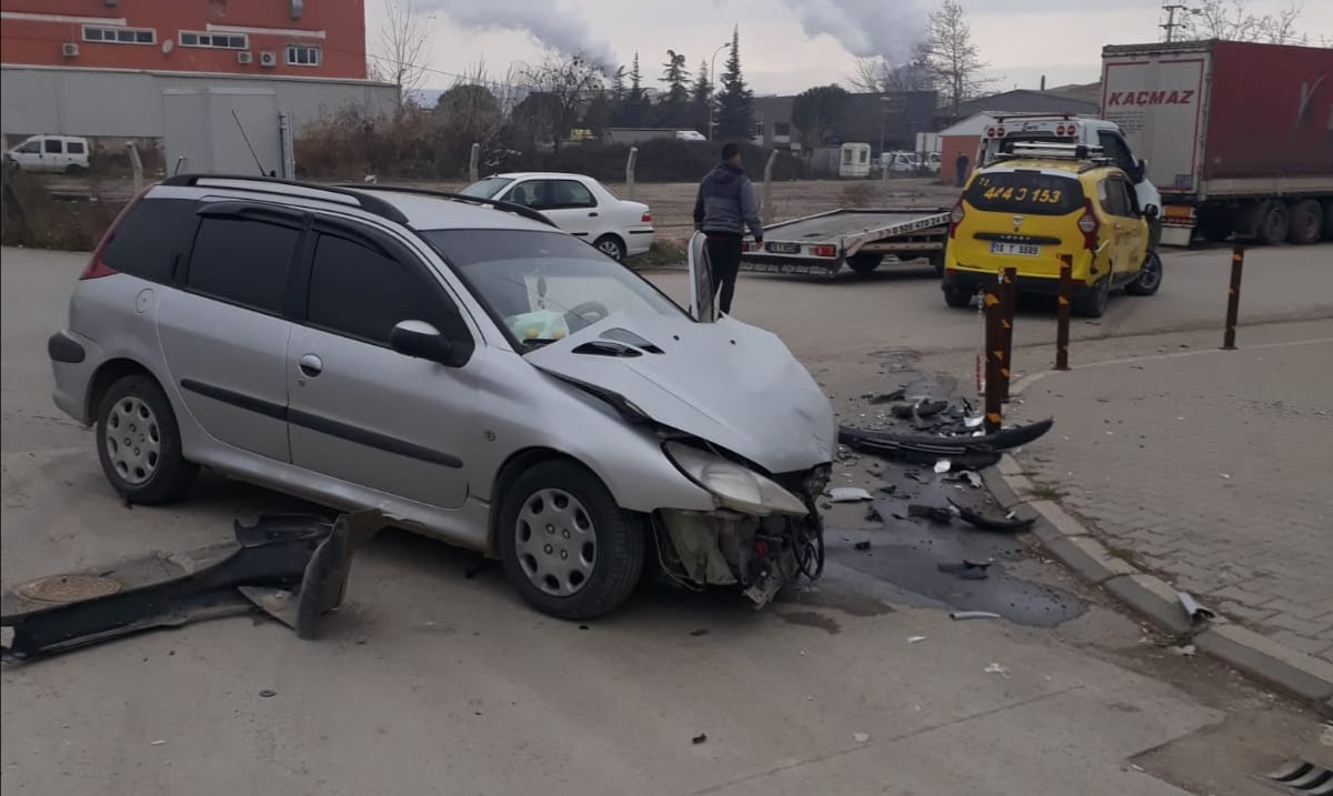 Bursa’daki kazada araçların yönü değişti
