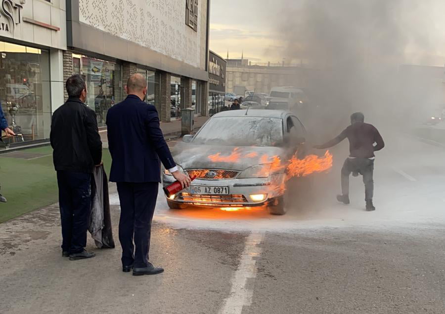 Bursa İnegöl’de seyir halindeki araç alev aldı