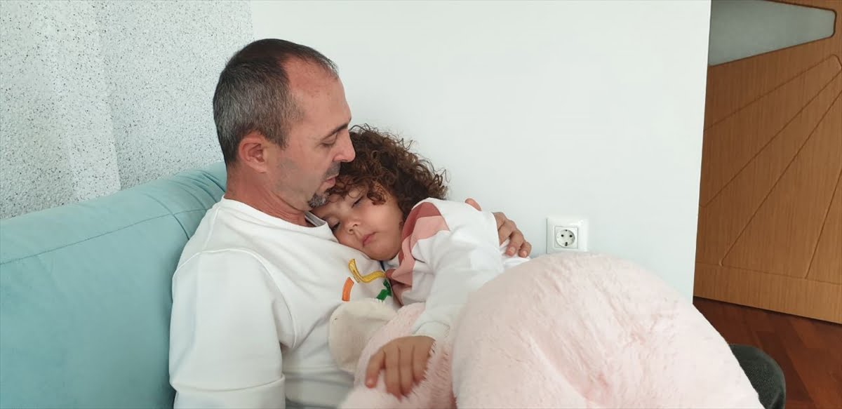 Bursa’da karantinası sona eren sağlıkçı baba kızıyla kucaklaştı