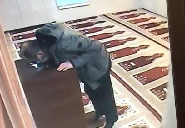 Yaparken yüzü bile kızarmadı! Camiye böyle hazırlıklı geldi