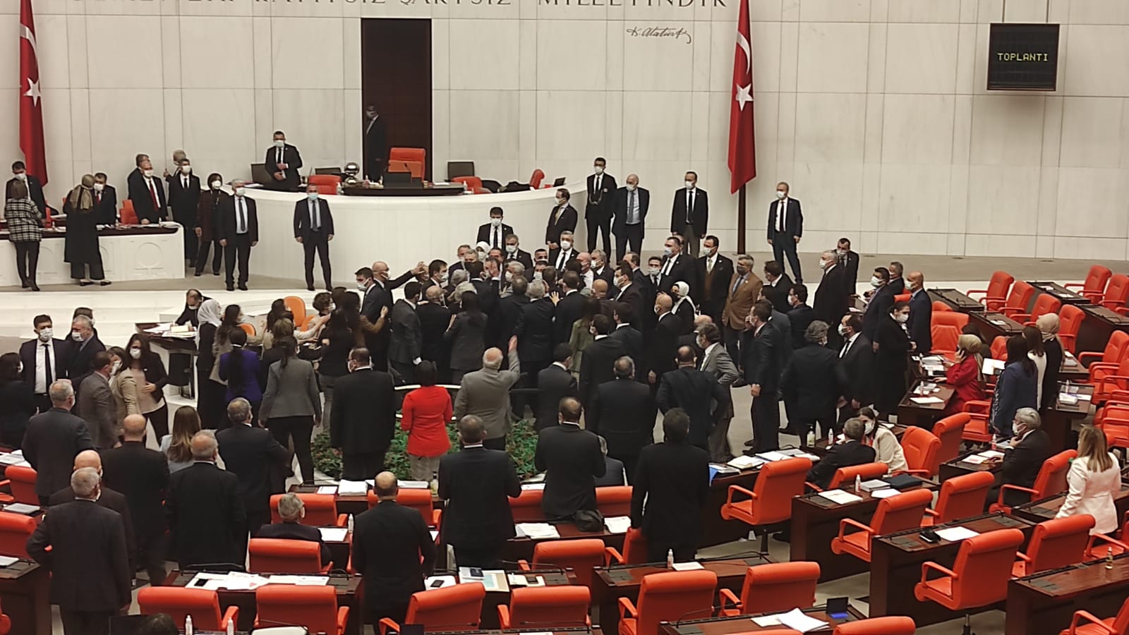 TBMM’de gergin anlar! Sosyal mesafe unutuldu