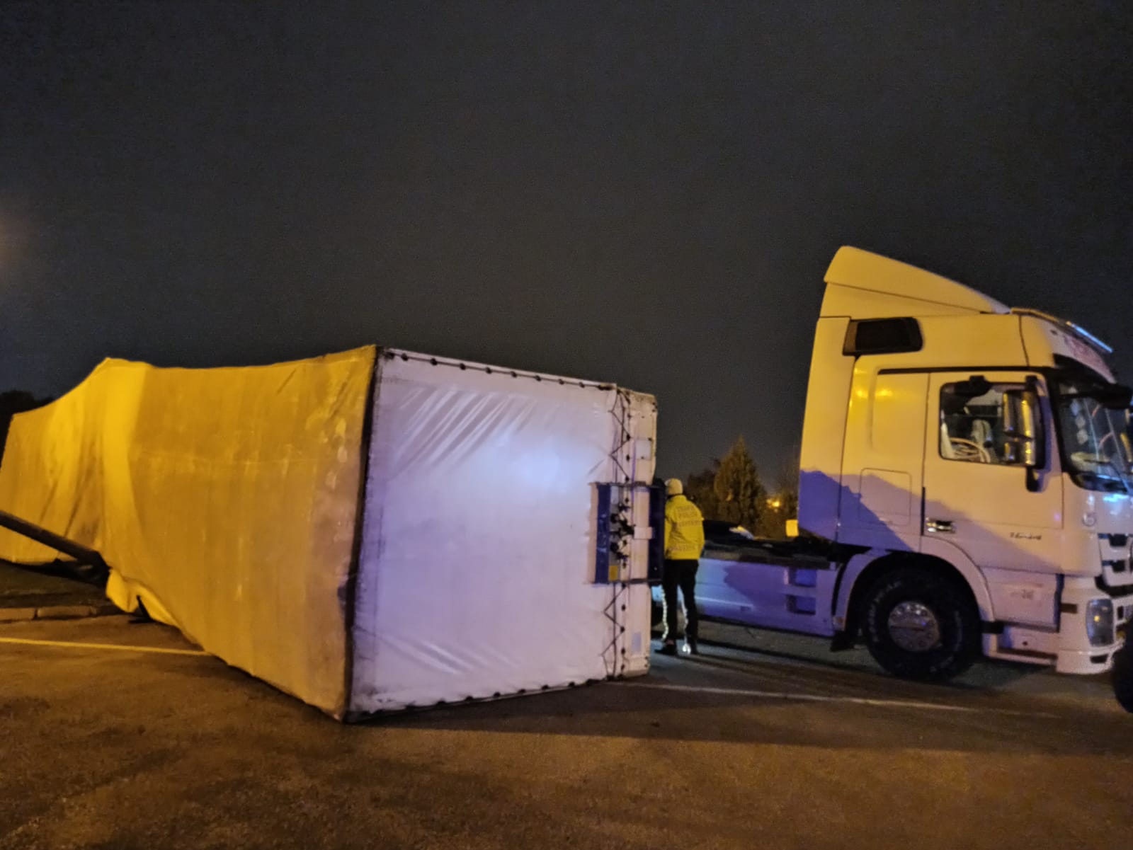 Bursa’da TIR devrildi, 150 bin TL’lik mobilyalar zarar gördü