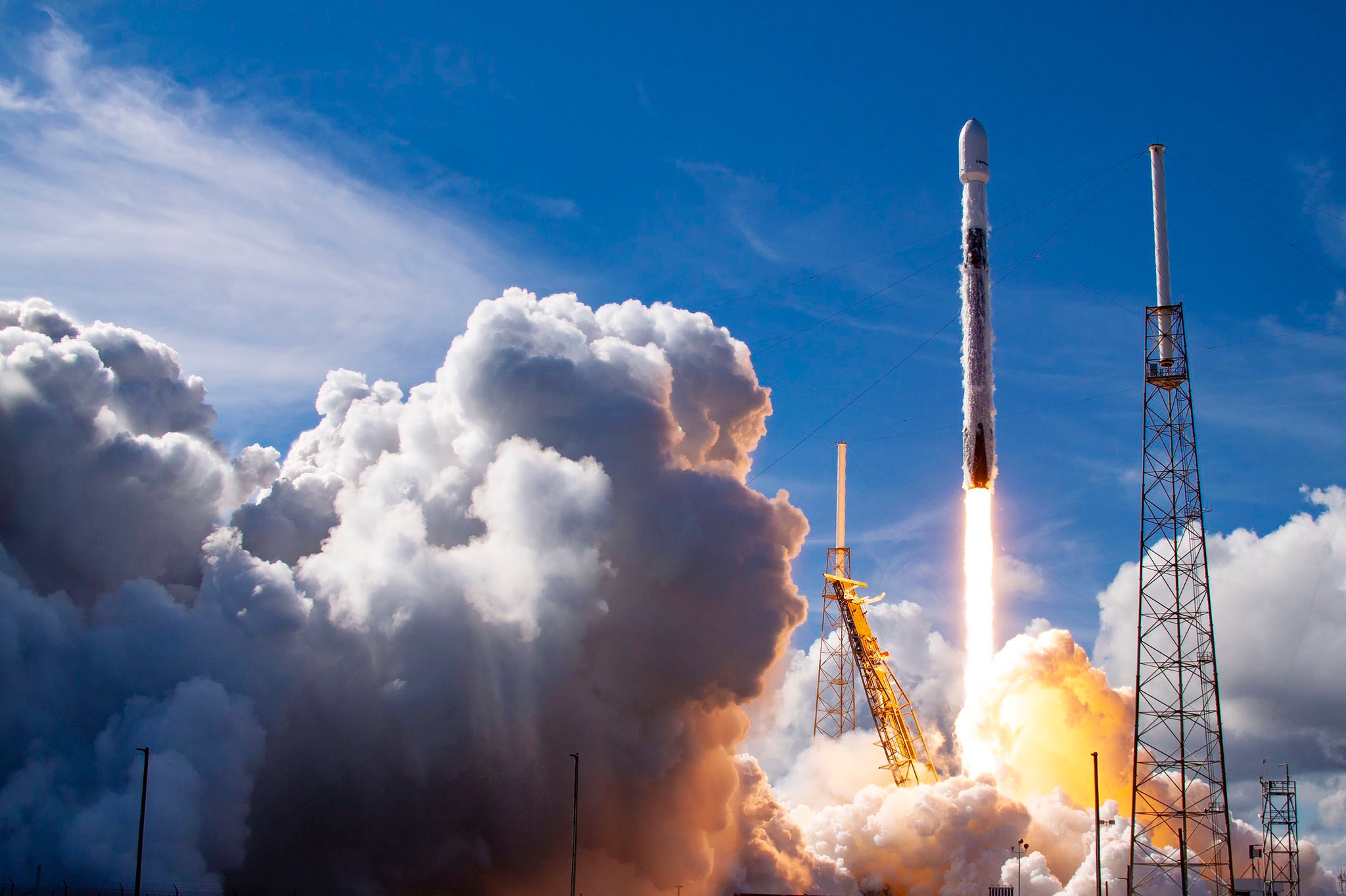 SpaceX, SiriusXM uydusunu başarıyla uzaya fırlattı