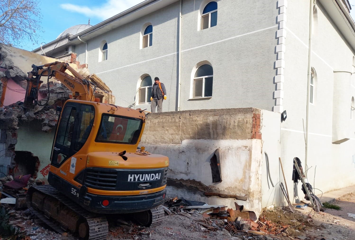 Altınkurnalar Camii’ne nefes aldıran yıkım