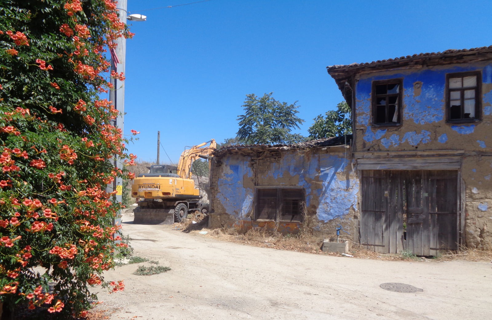 Osmangazi’de tehlike arz eden bina yıkıldı