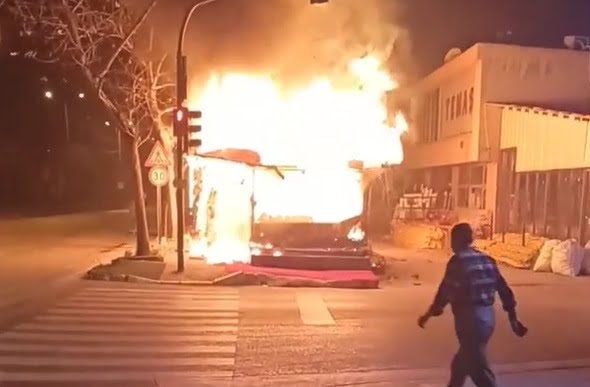 Bursa’da mahalle manavı alev alev yandı