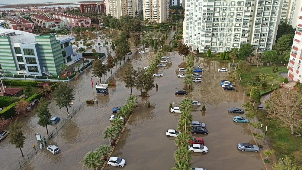İzmir’de deniz taştı: 2 kişinin cesedine ulaşıldı