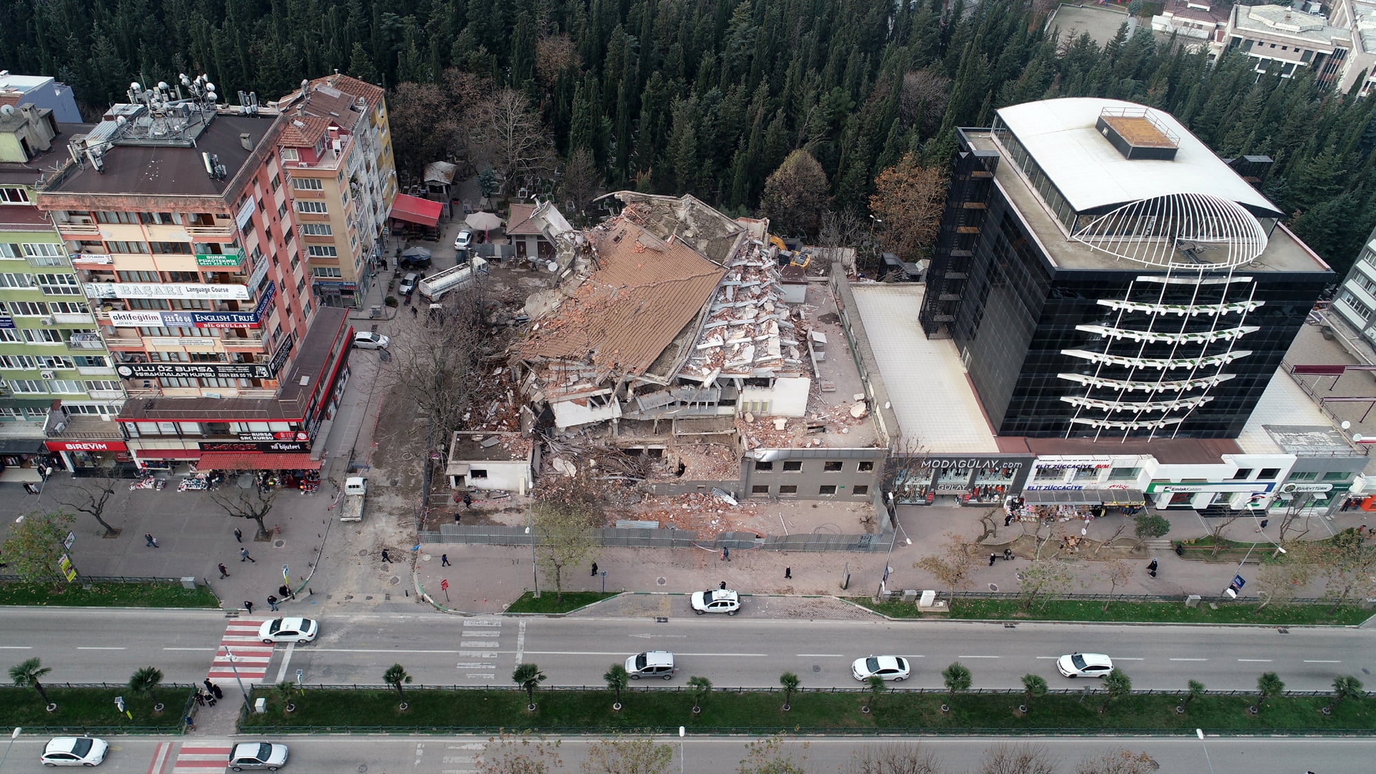 Bursa’da 46 yıllık İl Emniyet binası yıkıldı