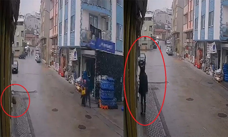 Yağmurlu havada ıslanmasın diye tenteyi açtı