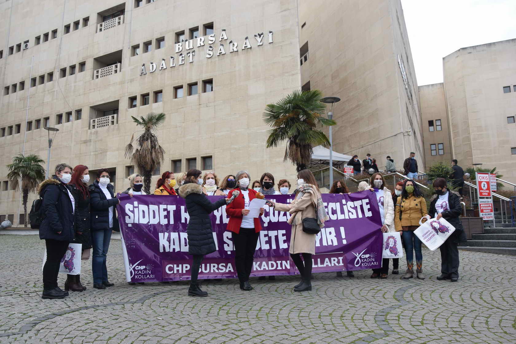 Kadın cinayeti davası öncesinde kadın dayanışması