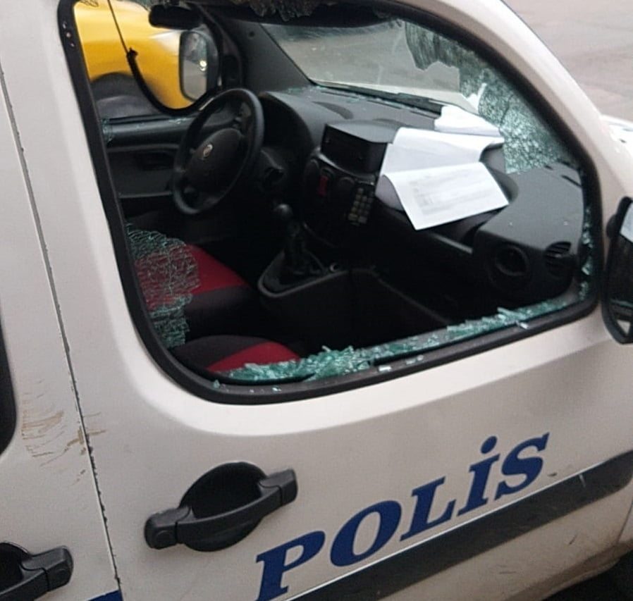 Tutuklanmak için polis araçlarına saldırdı