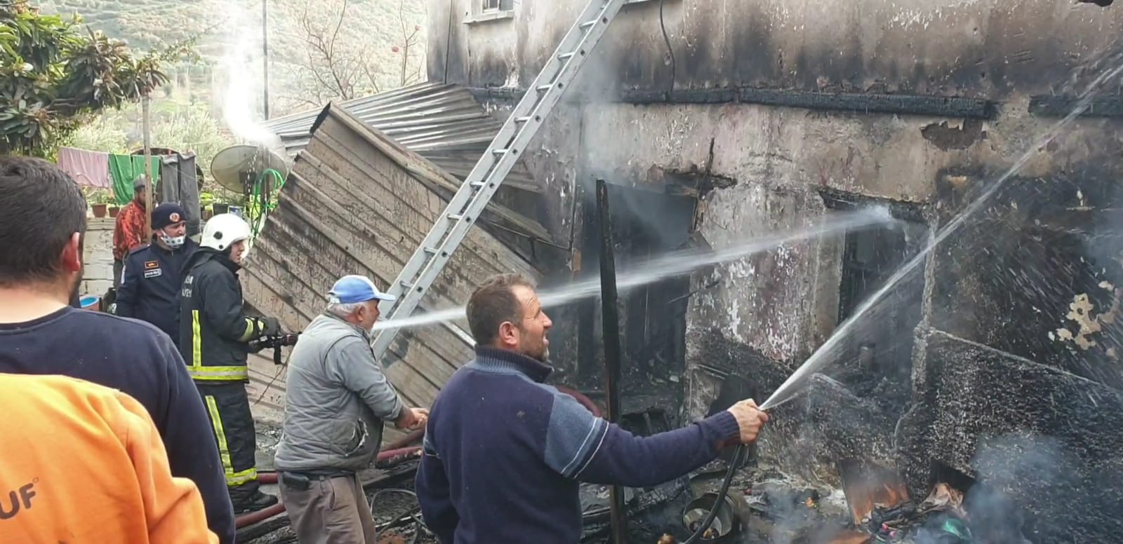 Bursa’da ev yangını! Patlayan tüple alevler büyüdü