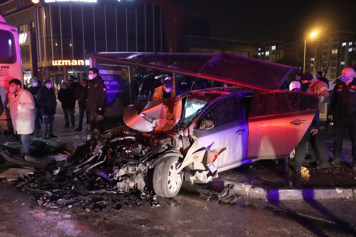 Bursa’da can alan feci kaza! Otobüse çarpıp durağa daldı!