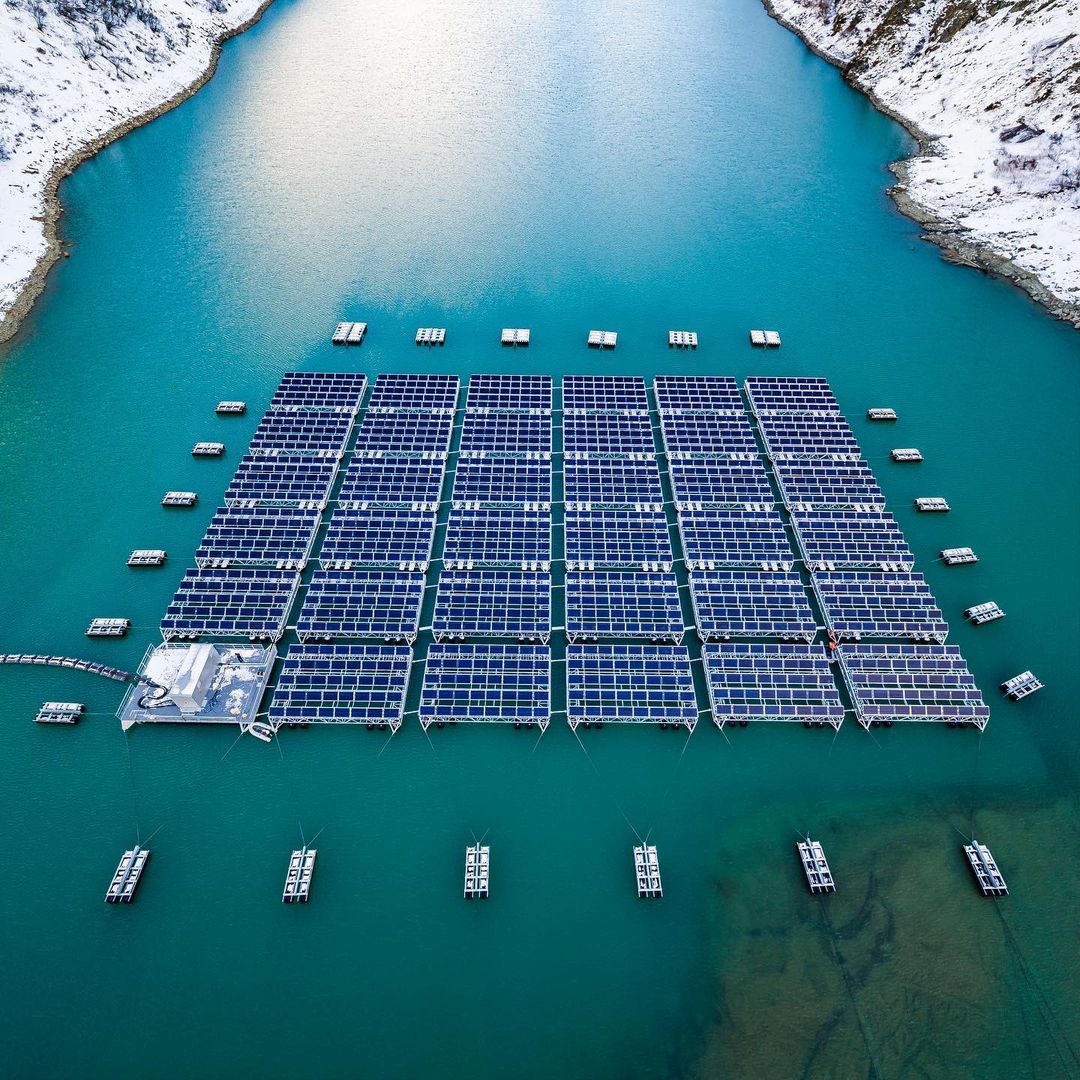 Dünyanın ilk yüksek rakımlı yüzer güneş enerjisi devreye girdi