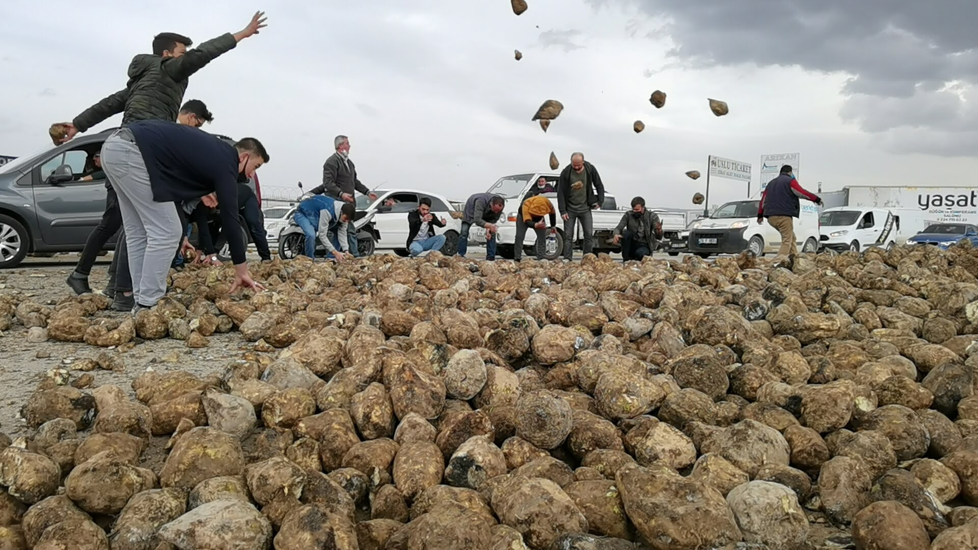 Bursa’da 30 ton pancar yola saçıldı