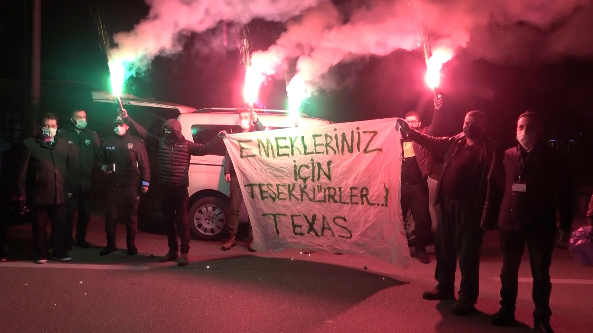 Bursaspor taraftarından polise meşaleli destek