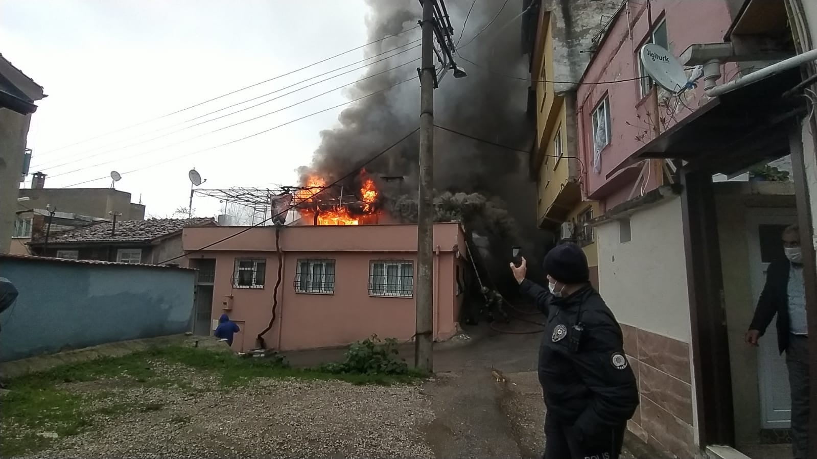 Bursa’da yangın! 2 eve sıçradı