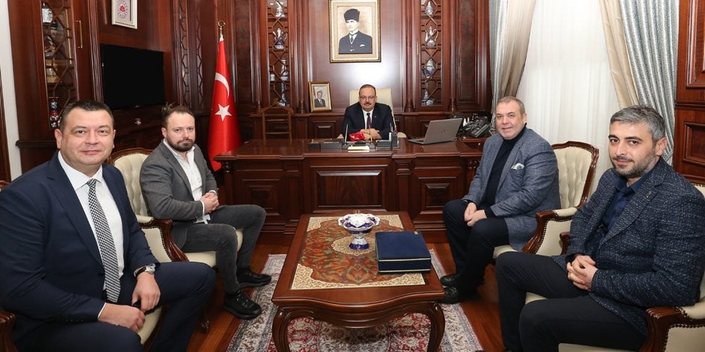 Bursaspor Başkanı Erkan Kamat ve yönetim kurulu, Bursa Valisi Yakup Canbolat’ı ziyaret etti