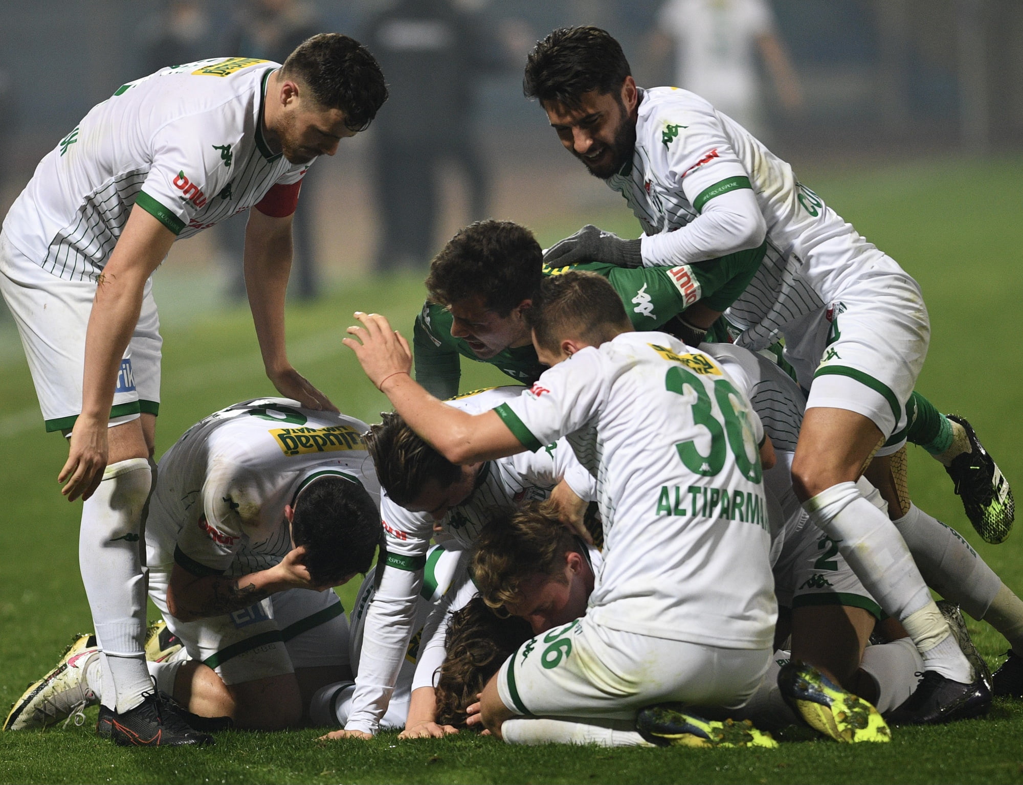 Bursaspor deplasmanda Adanademirspor’u  2-1 mağlup etti