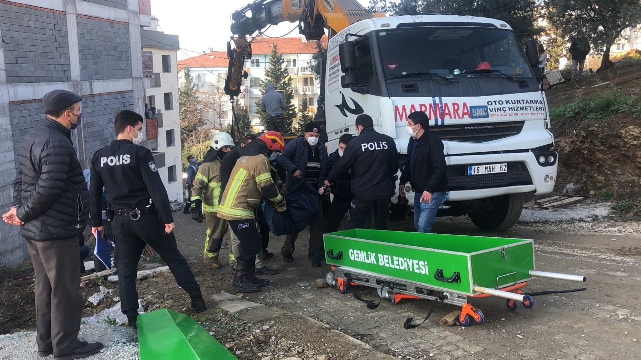 Sürdüğü traktörün altında kalarak can verdi