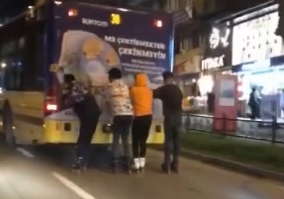 Bursa’da patenci gençleri tehlikeli yolculuğu