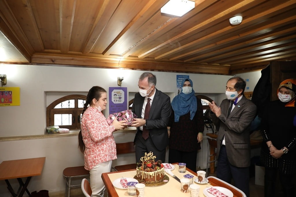 Engelsiz Yaşam Merkezinde sürpriz doğum günü