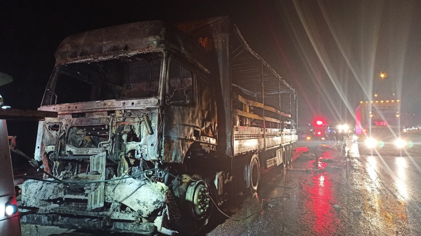 Bursa’da kimyasal yüklü TIR alevlere teslim oldu