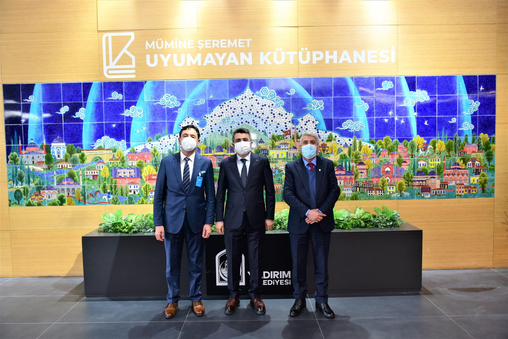 Komşudan uyumayan kütüphaneye ziyaret