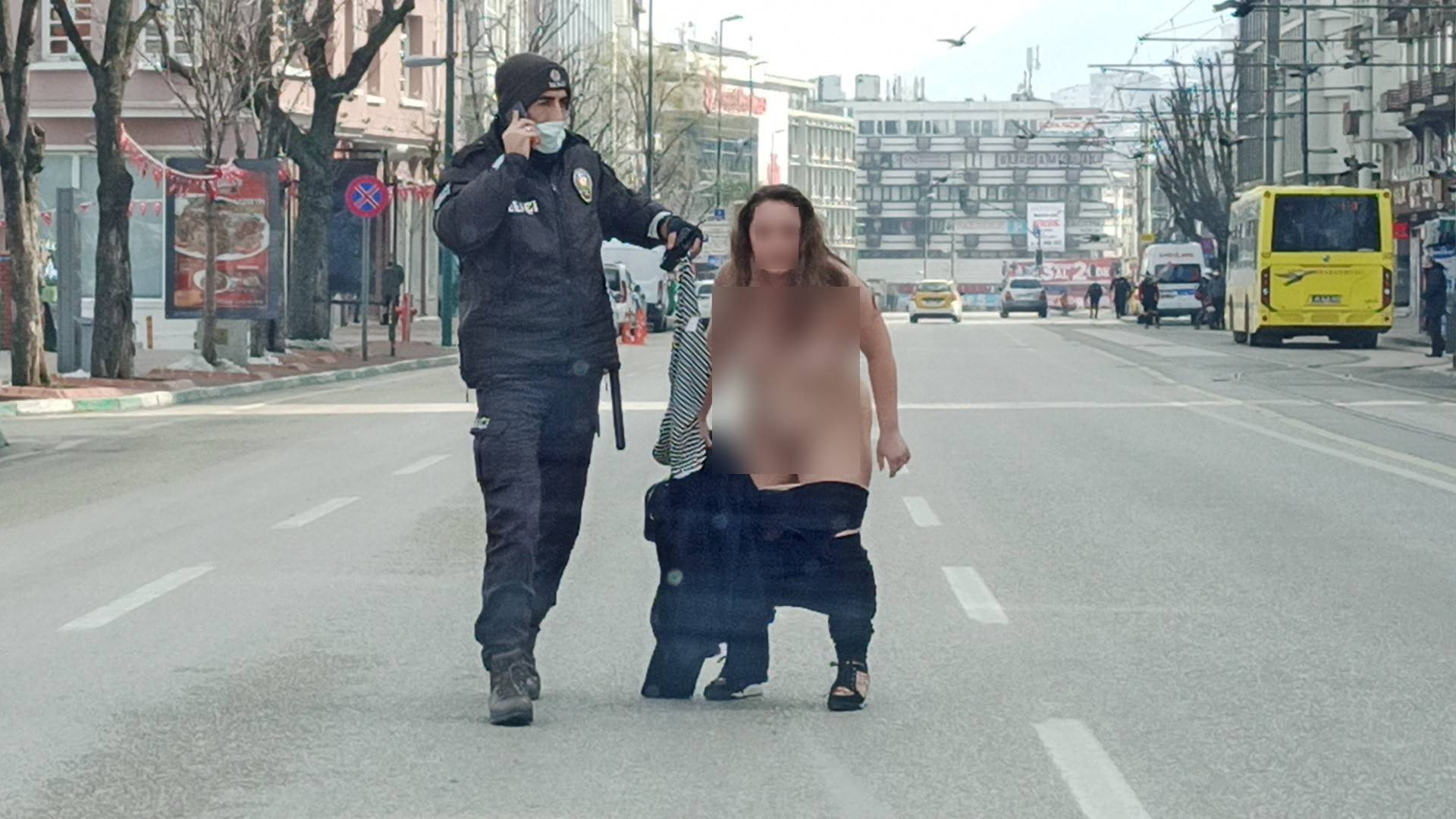 Bursa’da çıplak halde polis denetim noktasına koştu