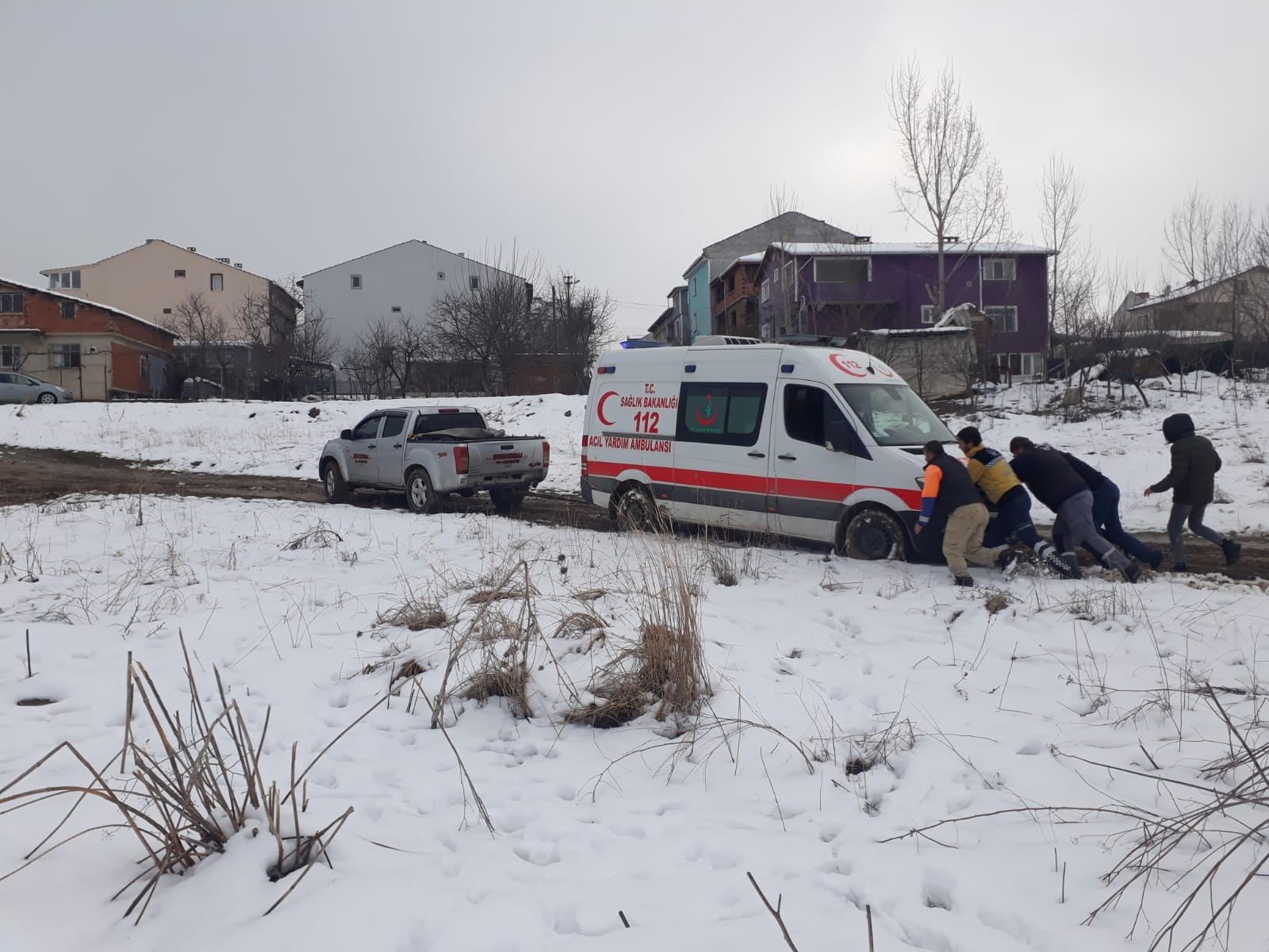 Çamura saplanan ambulansın yardımına vatandaş yetişti