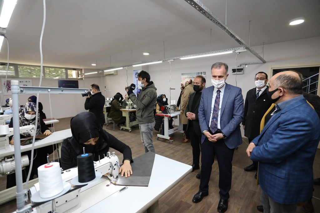 Bursa İnegöl’de koltuk dikiş elemanı kursu başladı