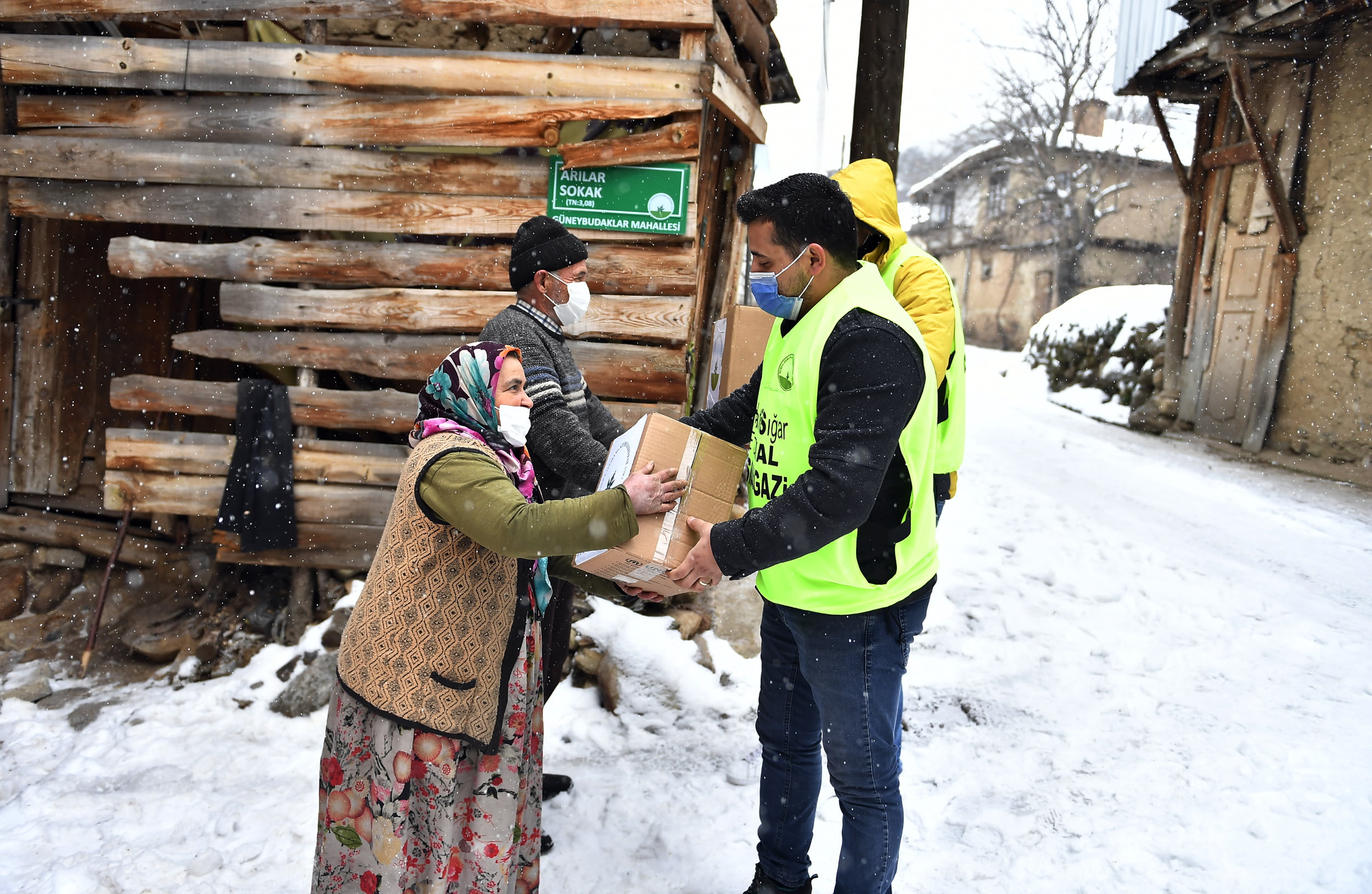 Osmangazi’de karlı yollar aşıldı yardımlar ulaştırıldı
