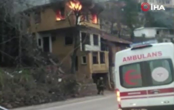 Bursa’da kullanılmayan 3 katlı binada yangın