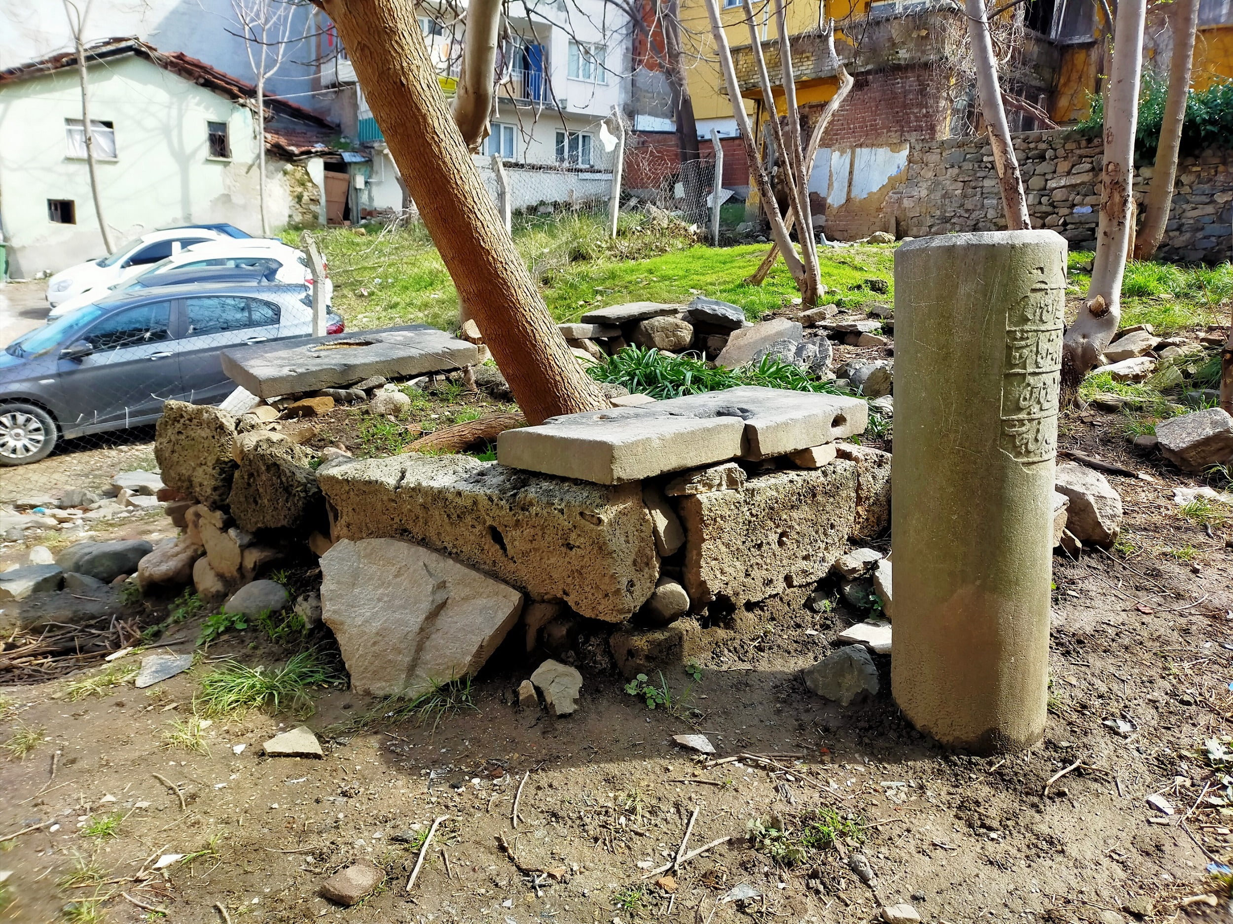 Bursa’da 500 yıllık mezar molozların arasında kaldı