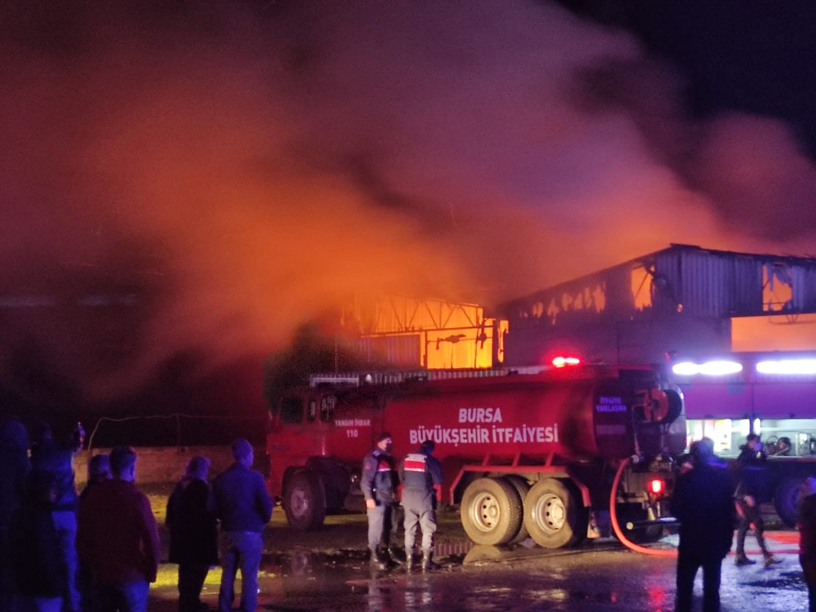 Bursa’da karton fabrikası küle döndü