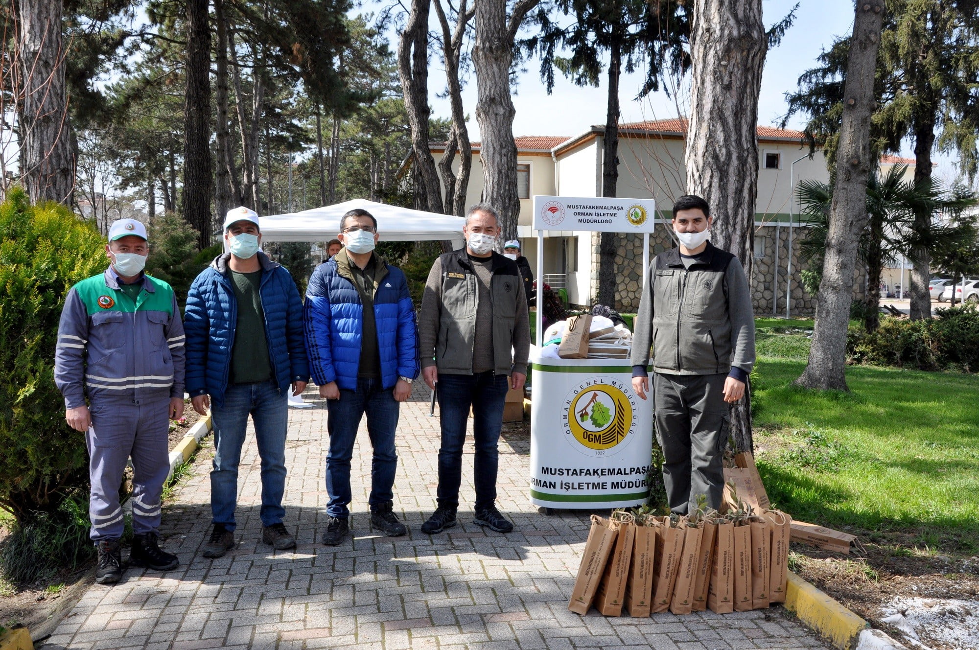 Mustafakemalpaşa’da vatandaşlara ücretsiz fidan dağıtıldı