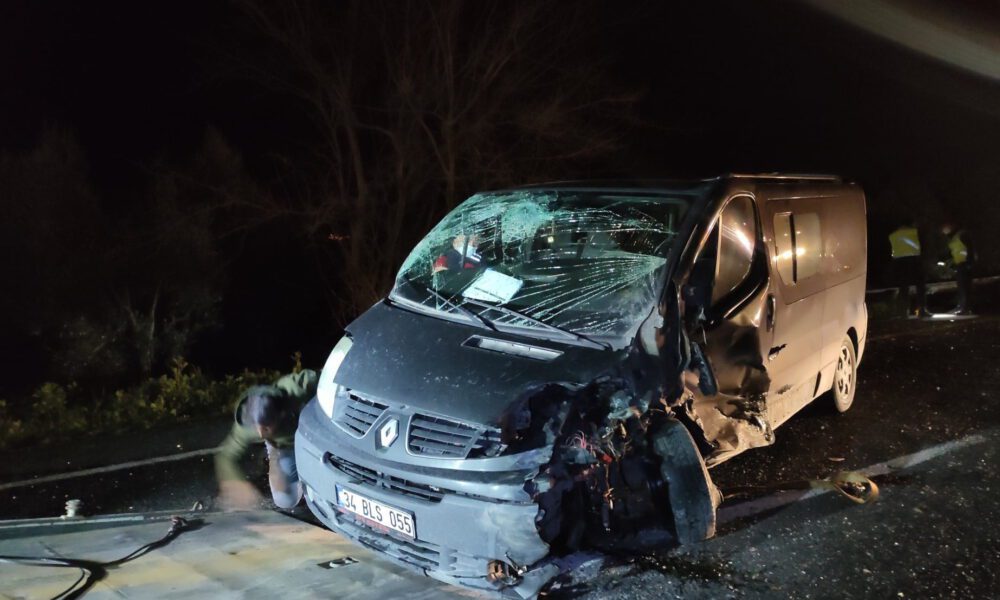Bursa’da minibüsle otomobil kafa kafaya çarpıştı: 3 yaralı