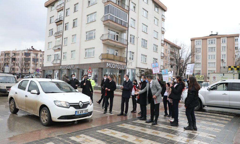 Bursa İnegöl’de yaya geçitleri kırmızıya boyandı