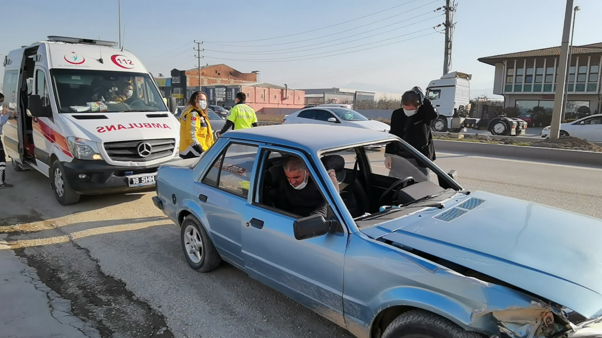 Bursa’da bariyerlere çarpan otomobilin sürücüsü yaralandı