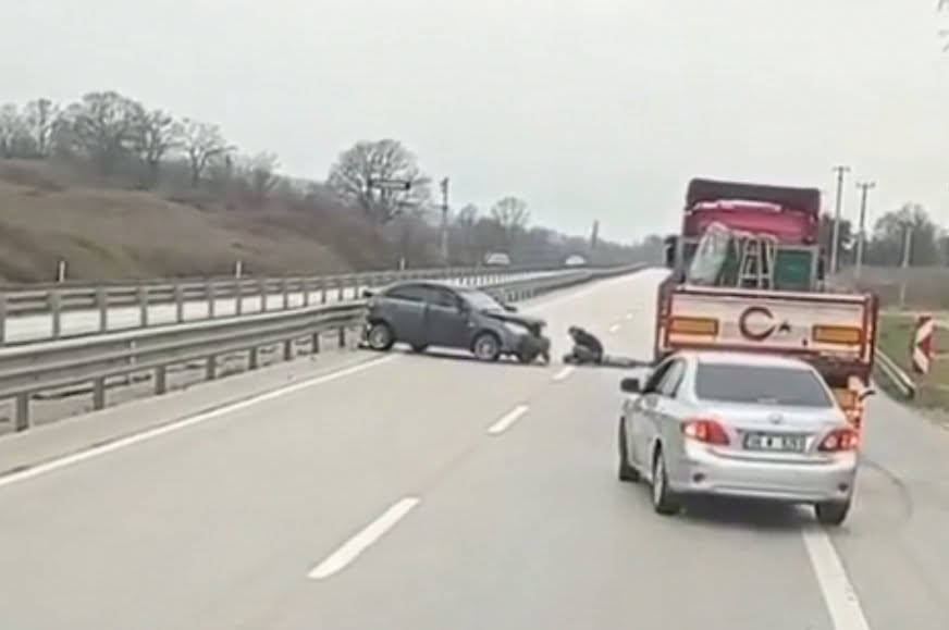 Bursa’da bariyerlere çarpan sürücü ağır yaralandı