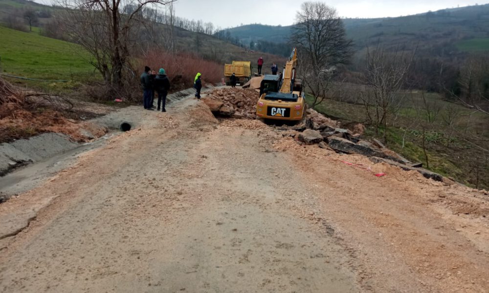 Bursa’da yol çöktü mahalleye ulaşım kapandı