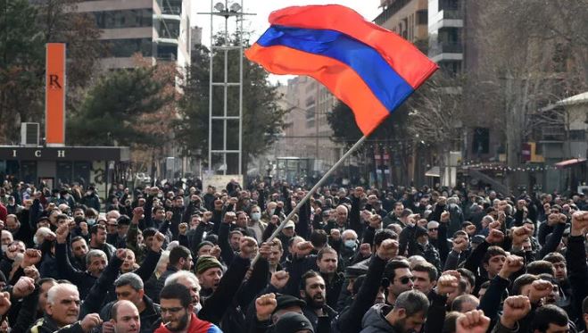 Ermenistan’da göstericiler hükümet binasını bastı