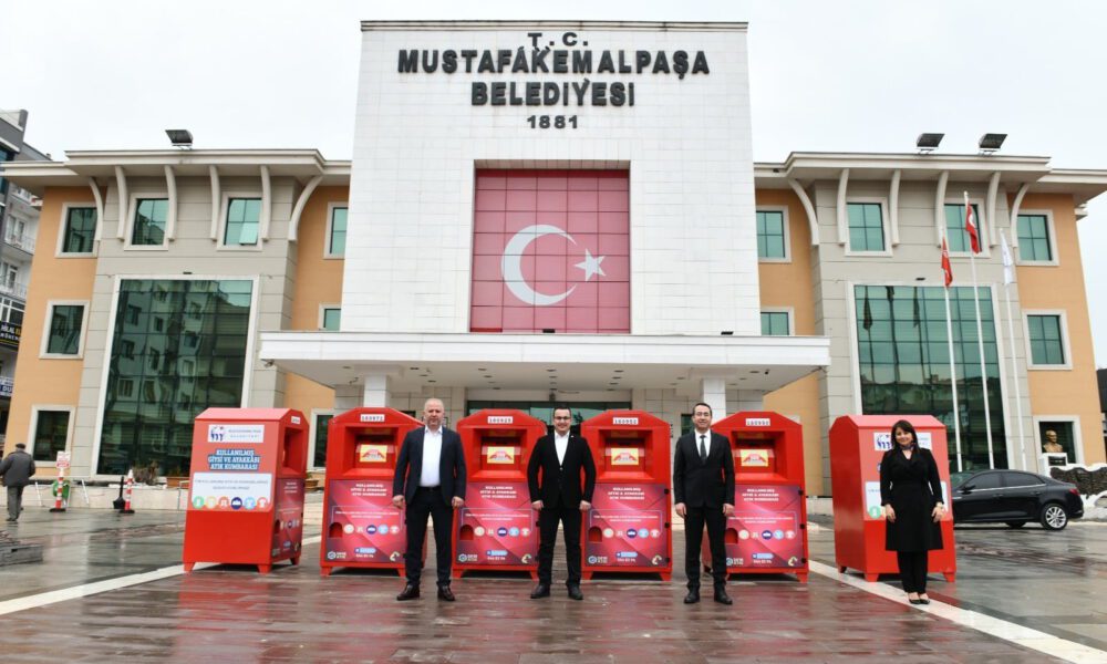 Bursa Mustafakemalpaşa’da giysiler çöpe değil kumbaraya atılıyor