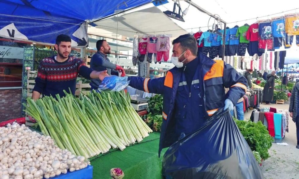 Bursa’da pazarcılara 3 bin adet siperlik dağıtıldı