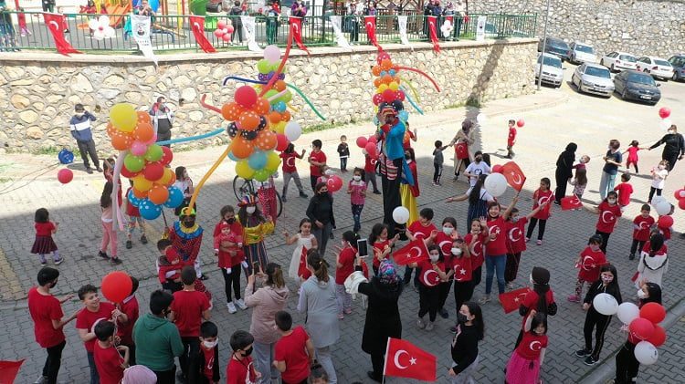 Kestel’de çocuklara 23 Nisan sürprizi